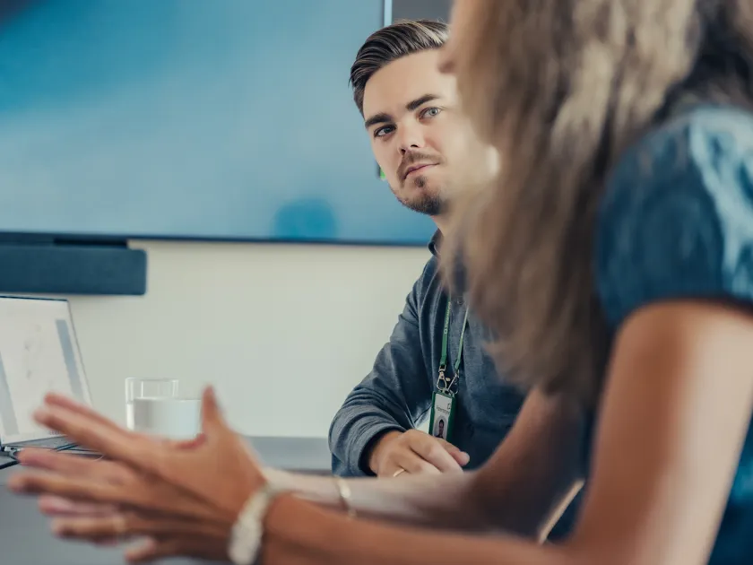 Patentstyrets ansatte diskuterer en sak de har oppe på en laptop.