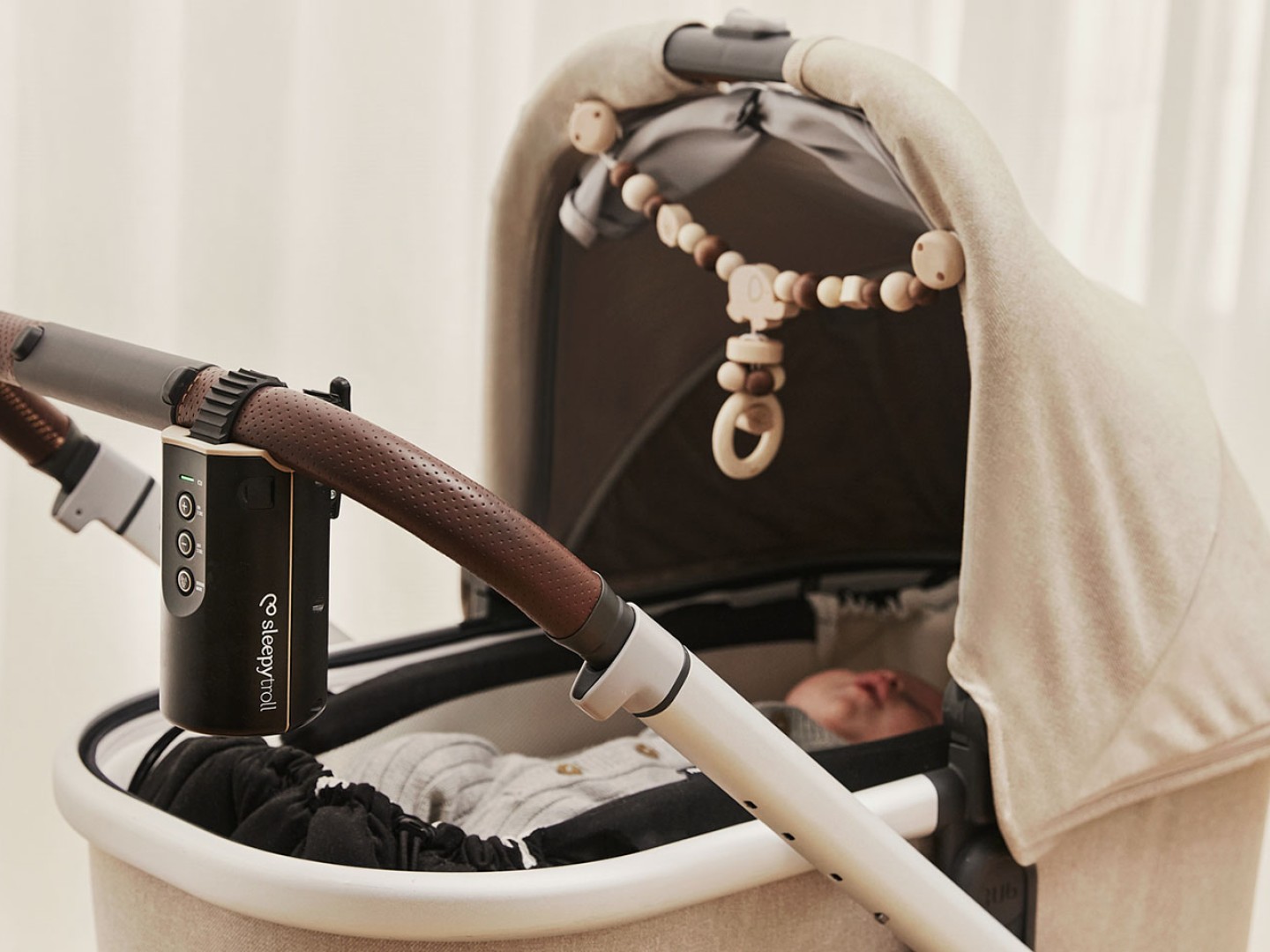 baby i en barnevogn med en elektronisk anretning.