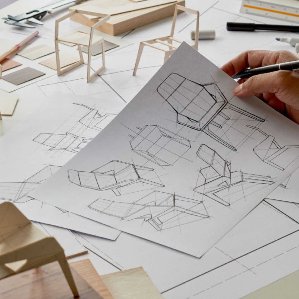 Små stolmodeller av ulik design.