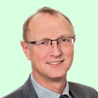 Portrettbilde av Bjorn Lillekjendlie mot lys grønn bakgrunn, direktør for patentavdelingen hos Patentstyret