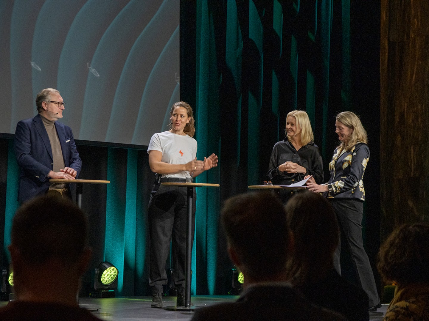 4 personer på en scene.