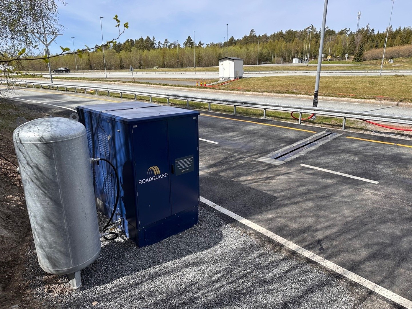 Ved Svinesund er Roadguard plassert ut for å måle mønsterdybde på bildekk som kjører over enheten. 