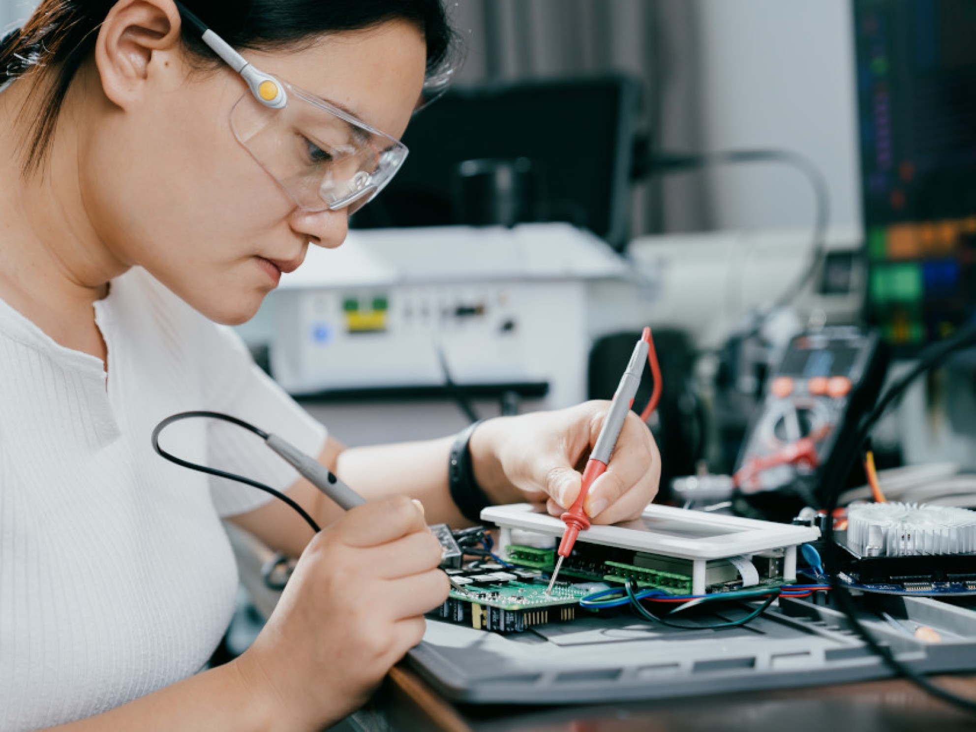 Elektroingeniør måler kretskortdata.