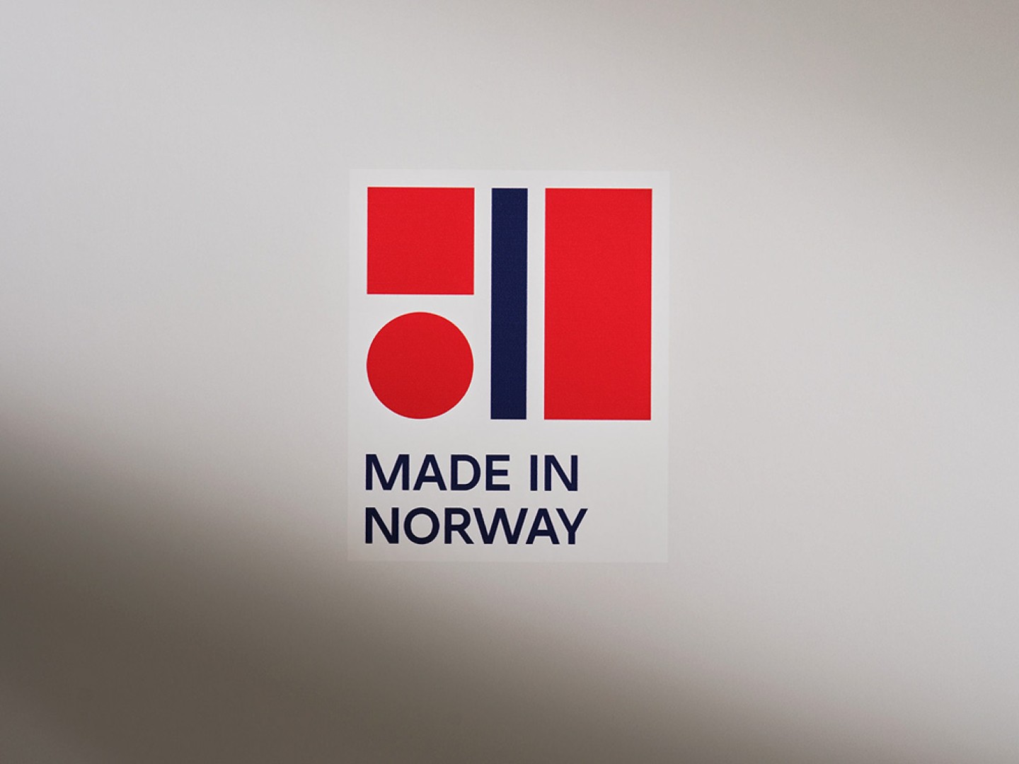 Bilde av logo i rødt, hvitt og blått og teksten Made in Norway