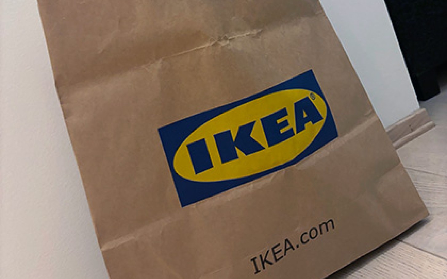 Papirpose med IKEA sin logo i gul og blå