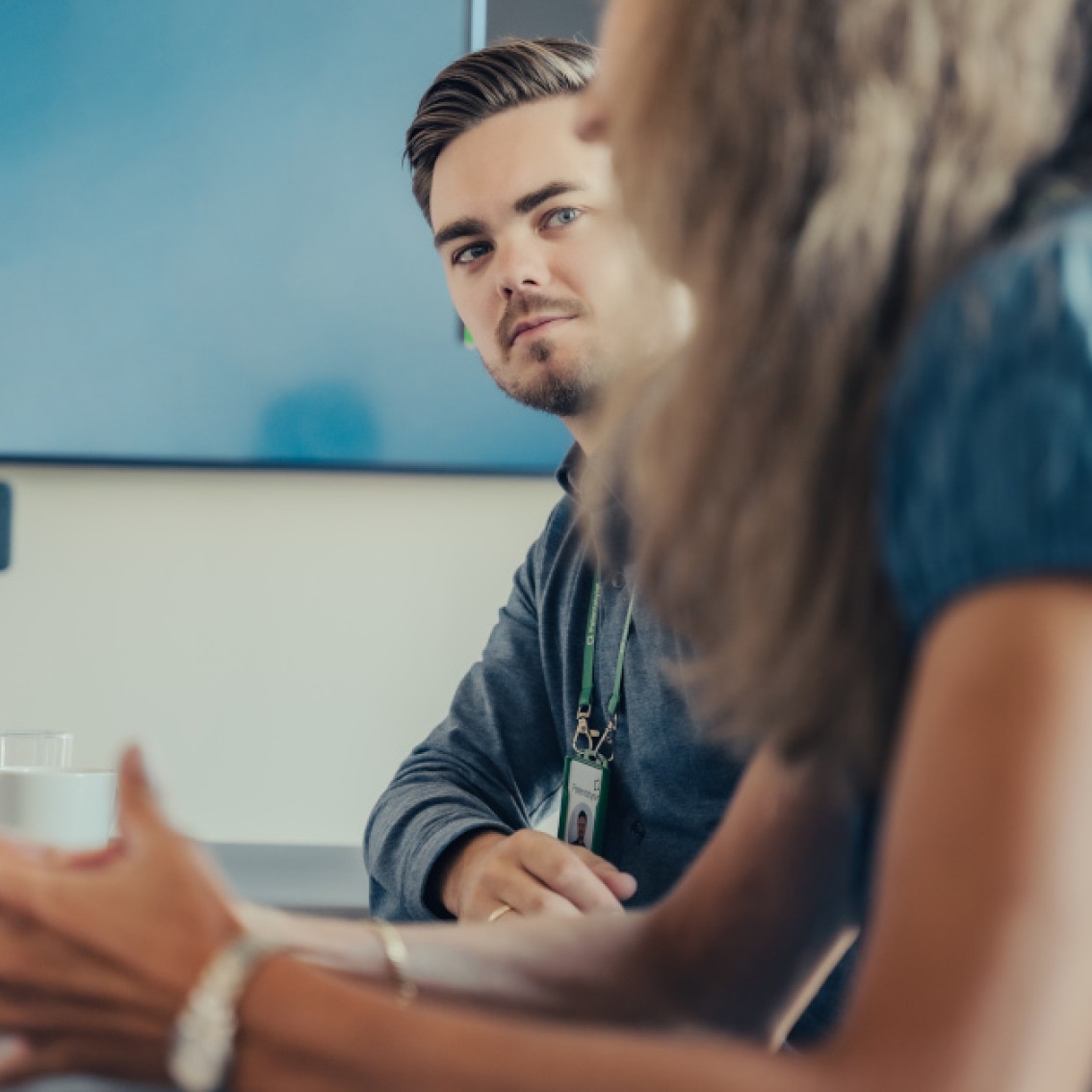 Patentstyrets ansatte diskuterer en sak de har oppe på en laptop.
