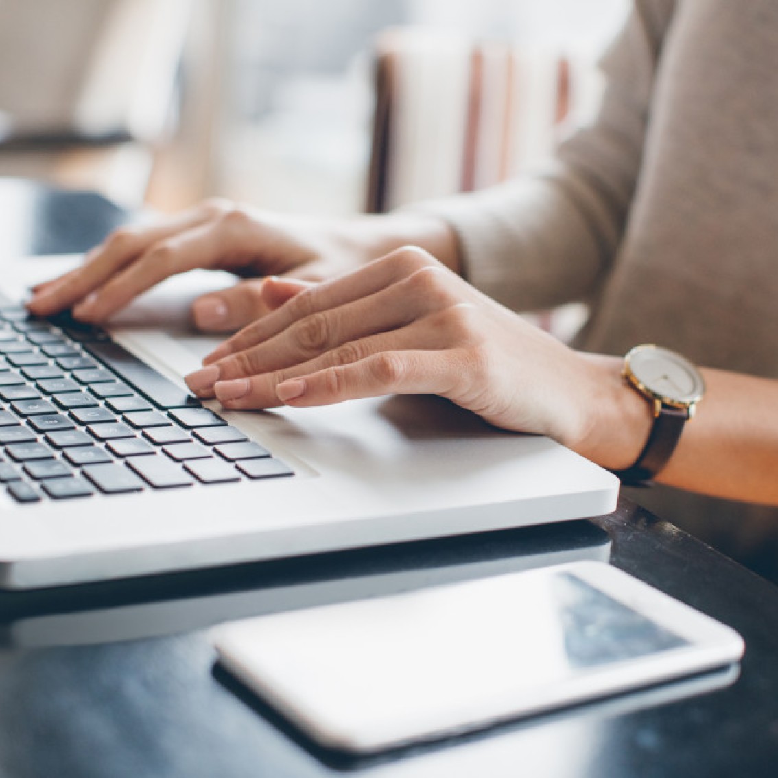 Kvinne søker i databaser for å sjekke om ideen hennes er ny.